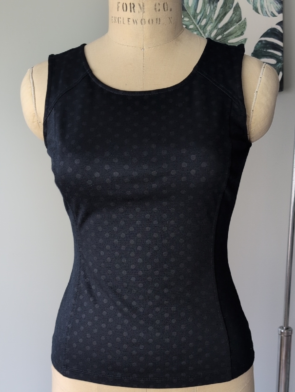Banana Republic, Women’s Navy Dot Sleeveless Scoop Neck Tank, Sz. 4